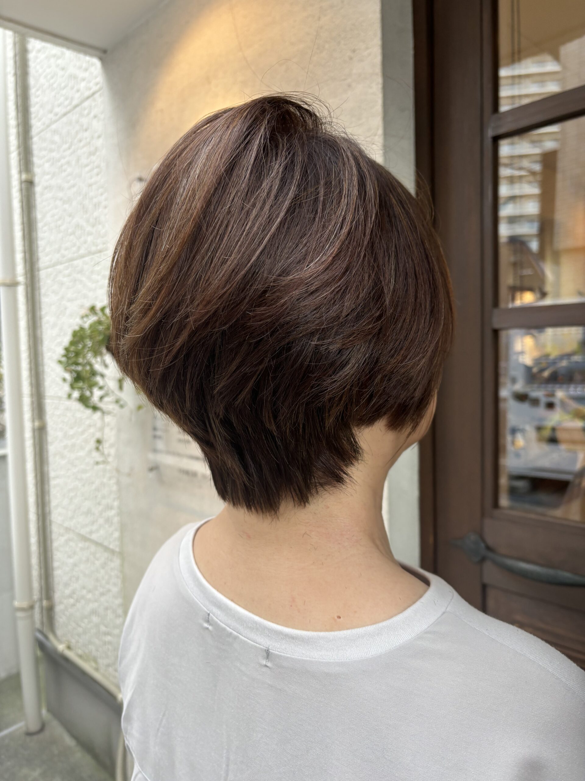60代：乾燥、剛毛でまとまりのない髪からMahoカラーにて艶と髪質改善手櫛でまとまるスタイルに